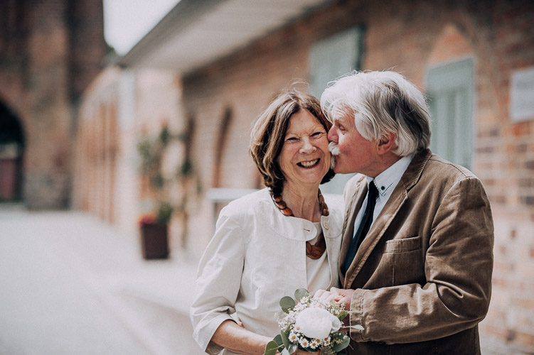 Hochzeitsfotografin Neubrandenburg Mecklenburg Vorpommern Brautpaarfotos Margit und Marco in Blumenholz 2020 